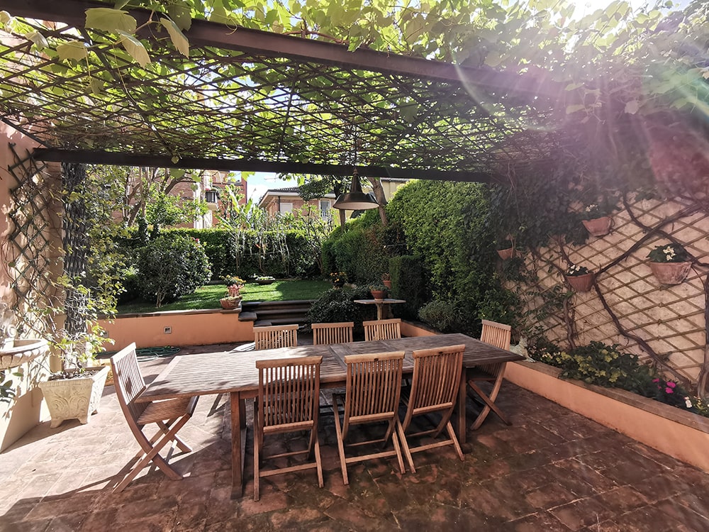 Giardino privato con zona pranzo immersa nel verde