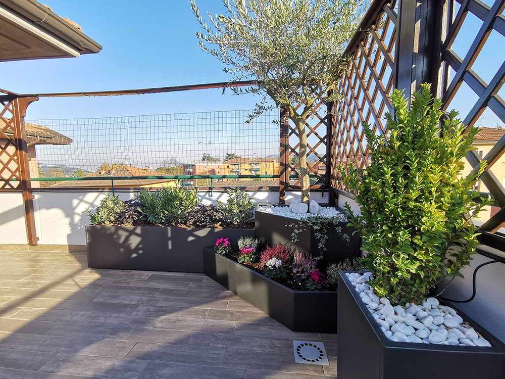 Terrazzo arredato con vegetazione e spazi per il relax